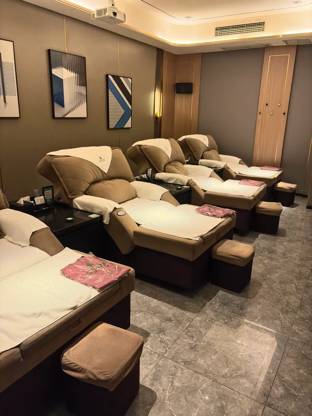 Reclining massage chairs in a private Chengdu lounge