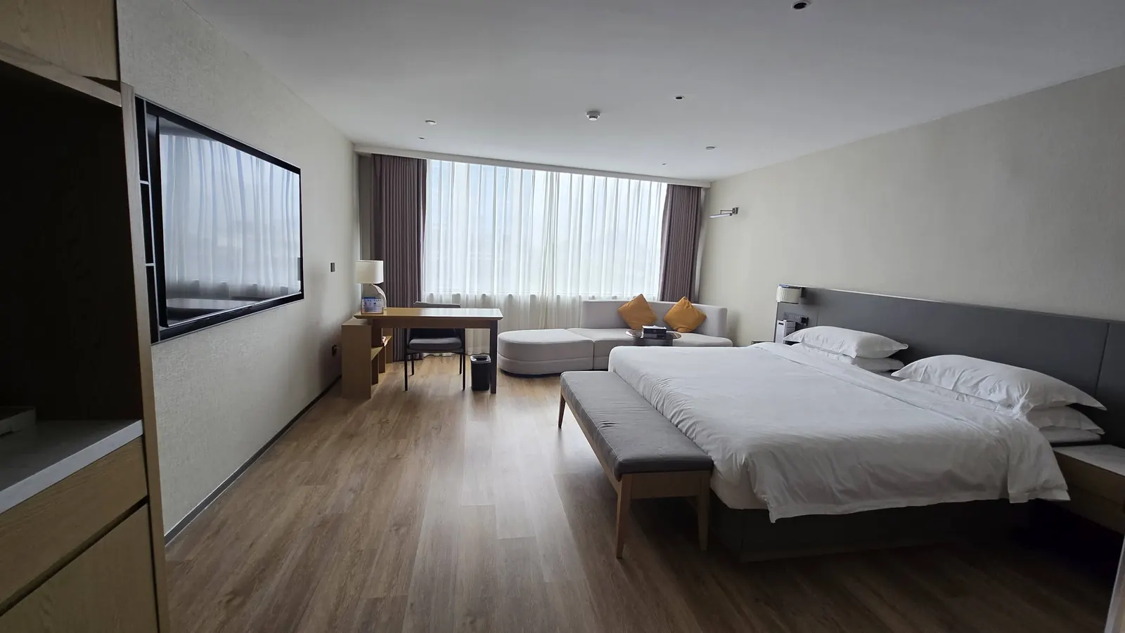Spacious room at Puyu Hotel in Guangzhou