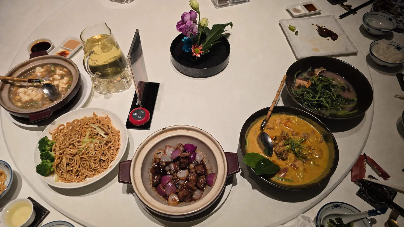Cantonese lunch dishes spread across the table at Qiaomei Shijia